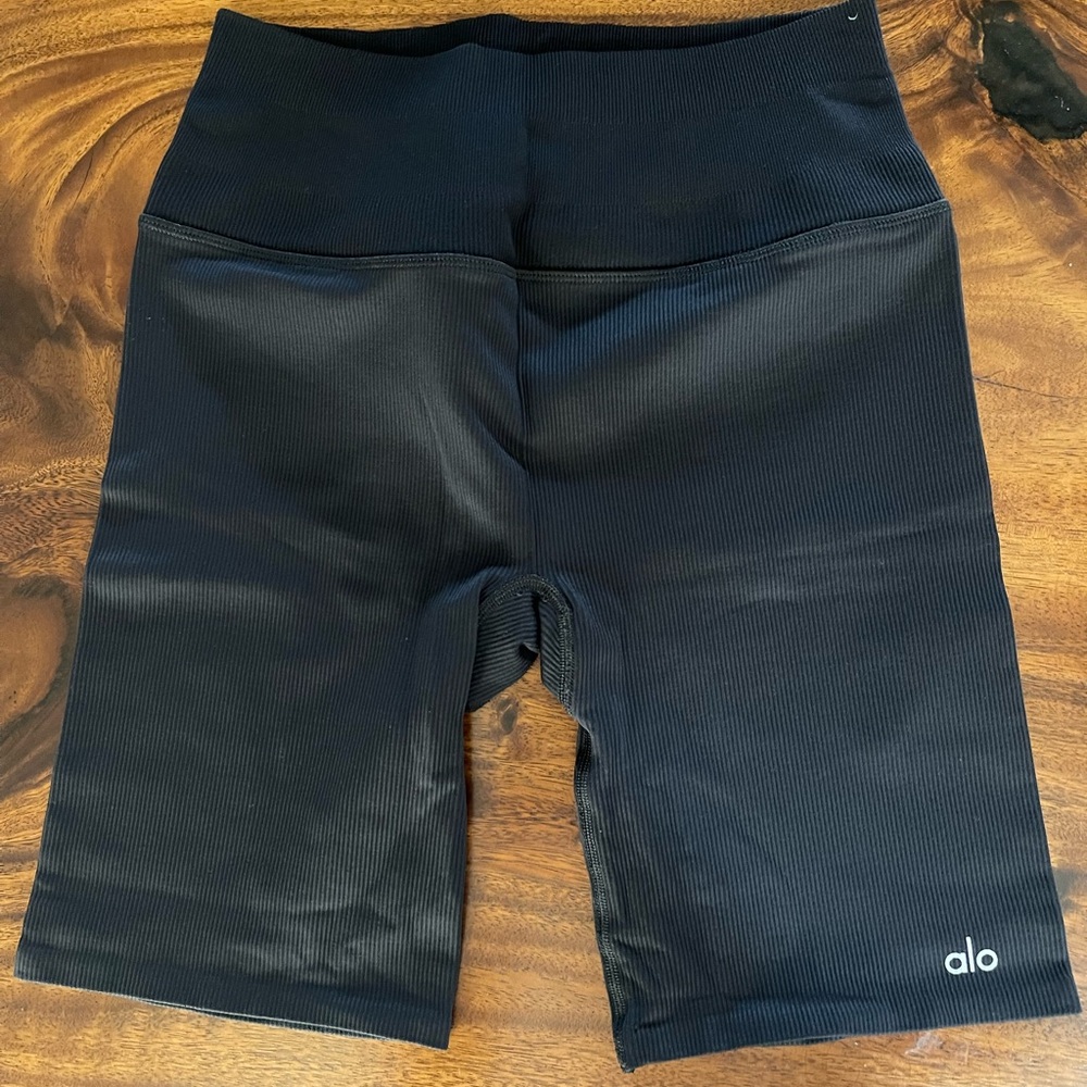 Alo women’s ribbed bike shorts